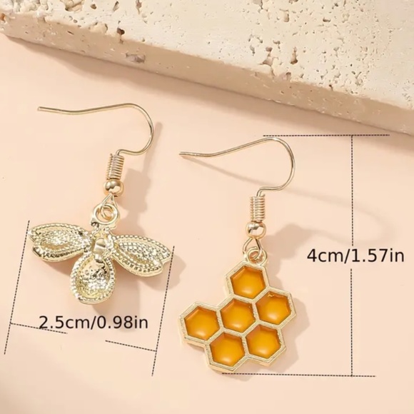 NWT Bee & Honeycomb Mismatched 22K Gold Plated Drop Earrings Fashion Jewelry - Picture 4 of 6